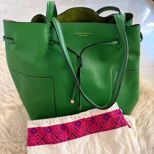 Tory Burch Block T Bucket Bag - Green Leather